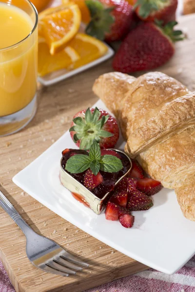 Croissant mit Marmelade auf einem Teller — Stockfoto