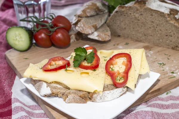 Sandwich de queso en la tabla de cortar —  Fotos de Stock
