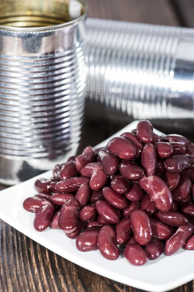 Haricots rouges sur une assiette (avec boîte ) — Photo