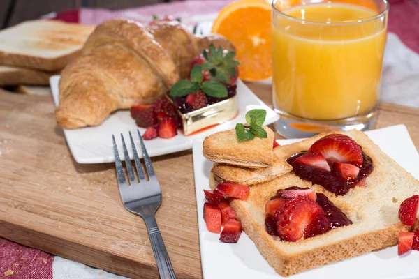 Verse Toast met Jam (ontbijt) — Stockfoto