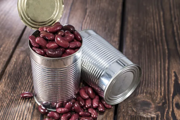 Lata con frijoles de riñón en madera —  Fotos de Stock