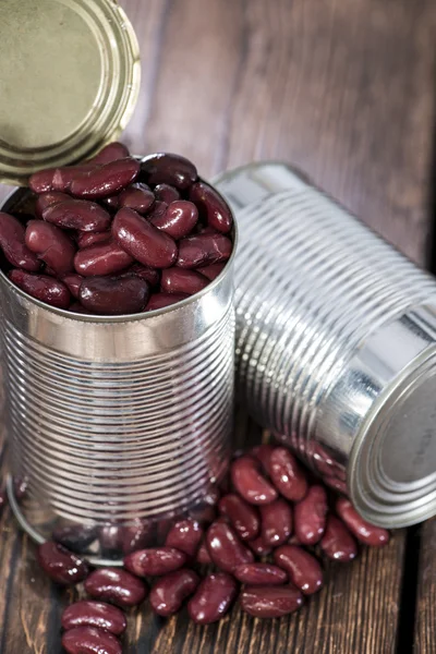 Canette avec haricots rouges sur bois — Photo