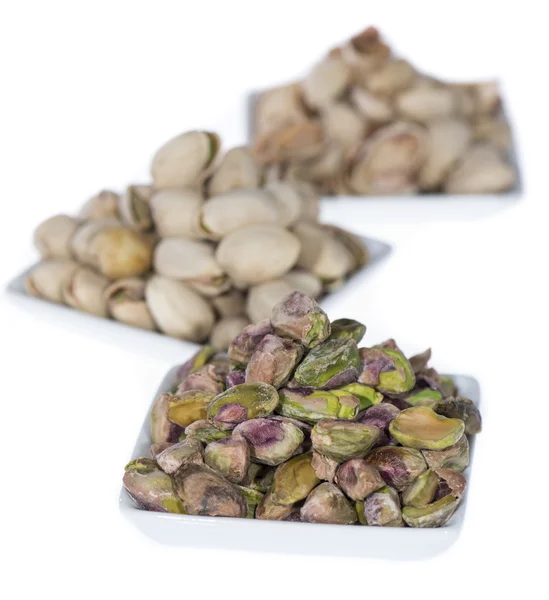 Skålar med pistagenötter på vit — Stockfoto