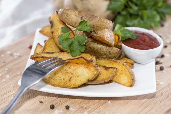 Portion frisch gemachte Kartoffelkeile — Stockfoto