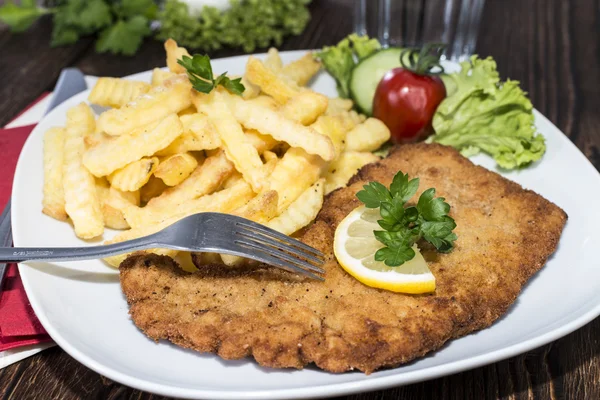 Portion Schnitzel mit Pommes — Stockfoto