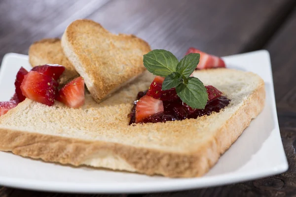 Toast s jahodovou marmeládou — Stock fotografie