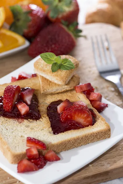 Toast s jahodovou marmeládou — Stock fotografie