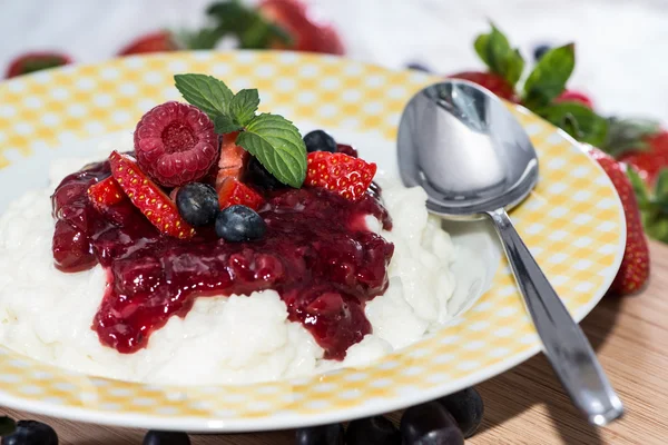 Rice Pudding topped with fresh fruits — Stock Photo, Image