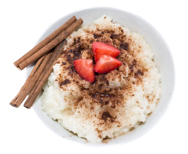 Pudding ryżowy z cynamonem (na białej) — Zdjęcie stockowe