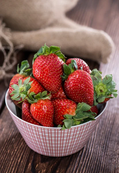 Verse aardbeien in een kom — Stockfoto