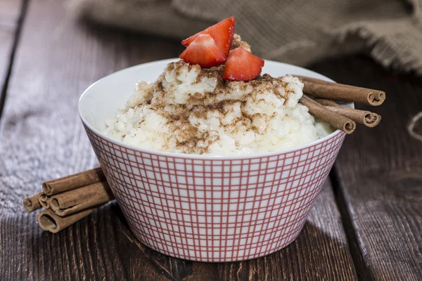 Porción de pudín de arroz con canela —  Fotos de Stock