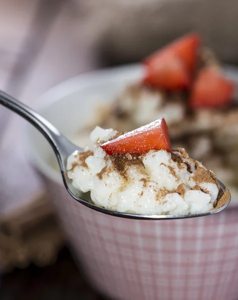 Część z rice pudding z cynamonem — Zdjęcie stockowe