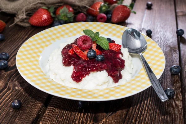 Budino di riso con salsa di frutta — Foto Stock