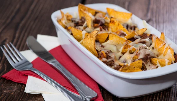 Nachos gegratineerd met kaas — Stockfoto