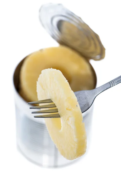 Ananas in Dosen auf weiß — Stockfoto