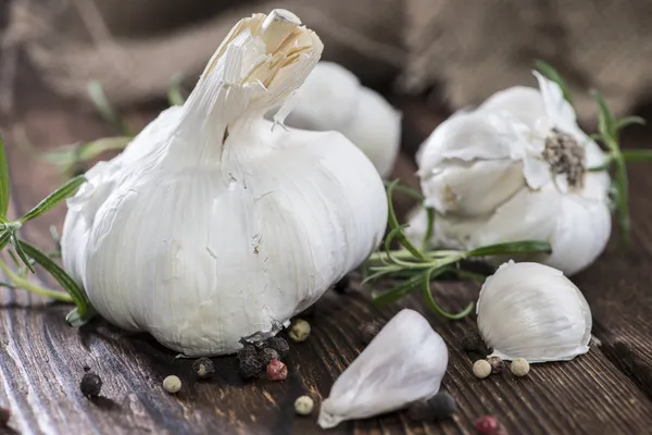 Fresh Garlic on wooden background — Stock Photo, Image