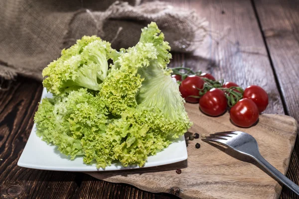 Frischer Salat auf Holz — Stockfoto