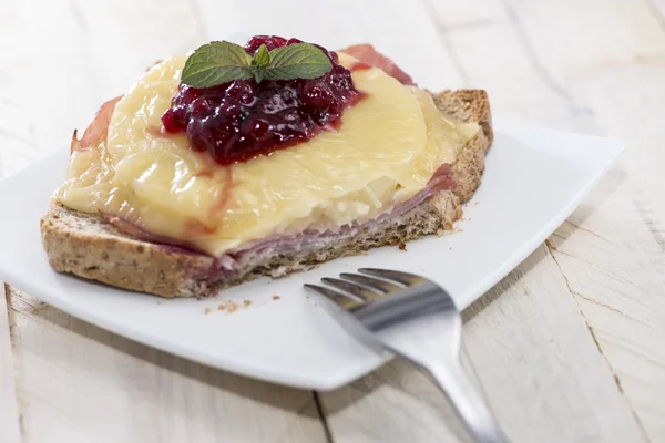 Torrada Havaí coberto com cranberries — Fotografia de Stock