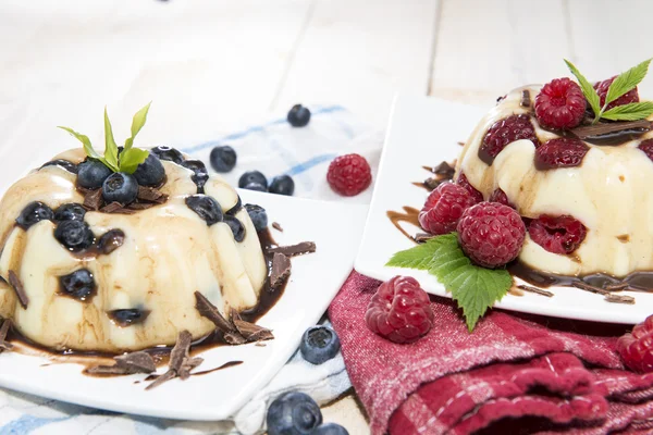 Vanilla Pudding with Berries — Stock Photo, Image