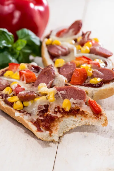 Pizza stokbrood met salami segmenten — Stockfoto