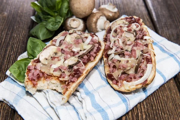Šunka a houby pizza bageta — Stock fotografie