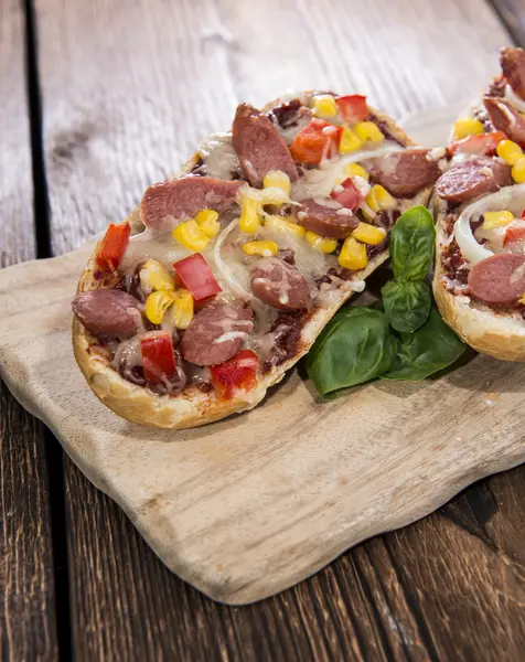 Gedeelte van salami pizza stokbrood — Stockfoto