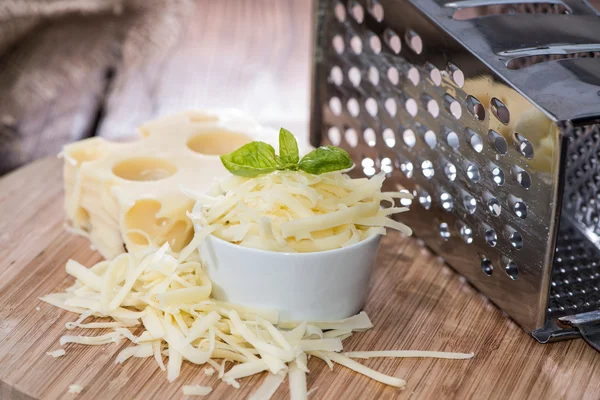 Emmentaler met kaas rasp — Stockfoto