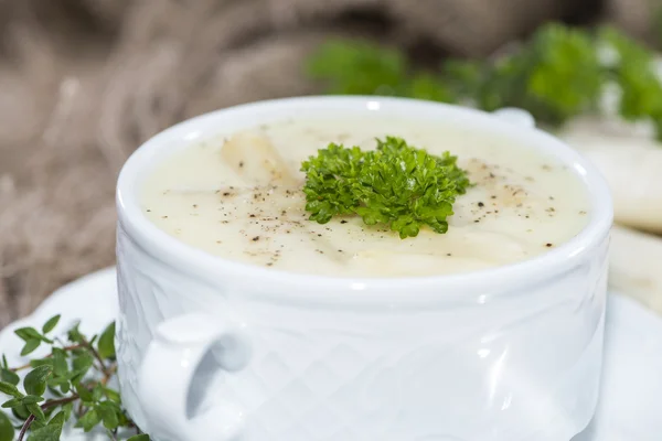 Frische hausgemachte Spargelsuppe — Stockfoto