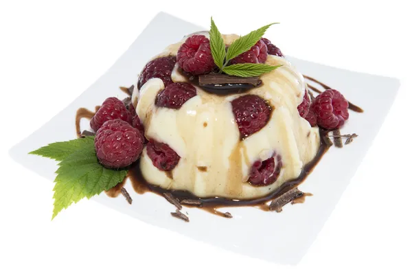 Fruchtiger Pudding isoliert auf weiß — Stockfoto