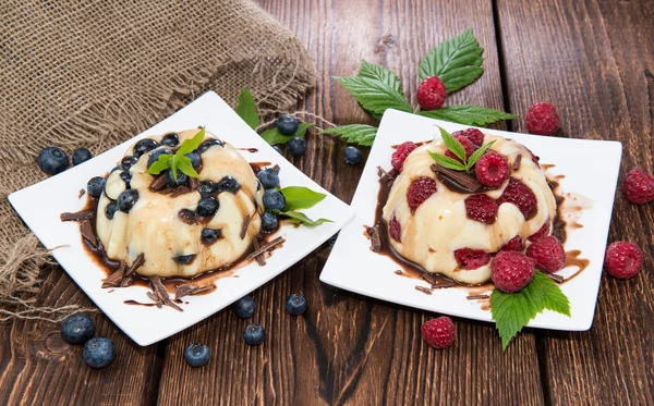 Vanilla Pudding with Berries — Stock Photo, Image