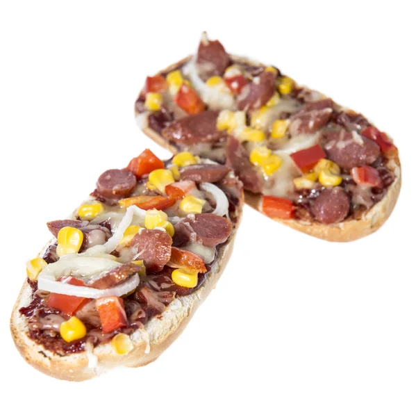 Salami-Pizza-Baguette auf Weiß — Stockfoto