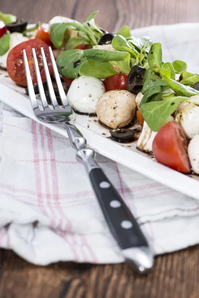 Balsamik sirke ile domates ve mozzarella salatası — Stok fotoğraf