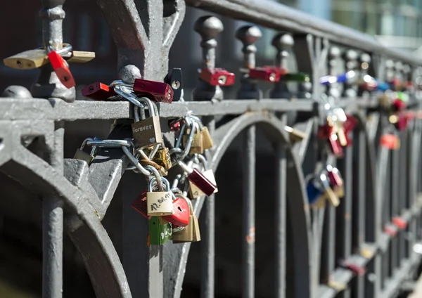 Fechaduras em uma ponte — Fotografia de Stock