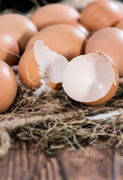 Einige braune Eier in hey — Stockfoto