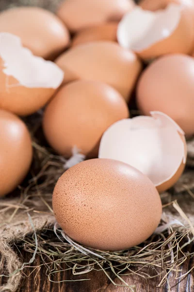 Frische Eier auf Holzgrund — Stockfoto
