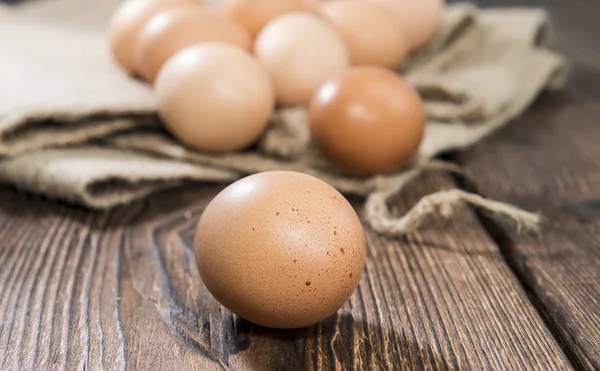 Huevos frescos sobre fondo de madera — Foto de Stock