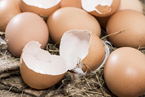 Telur segar di latar belakang kayu — Stok Foto