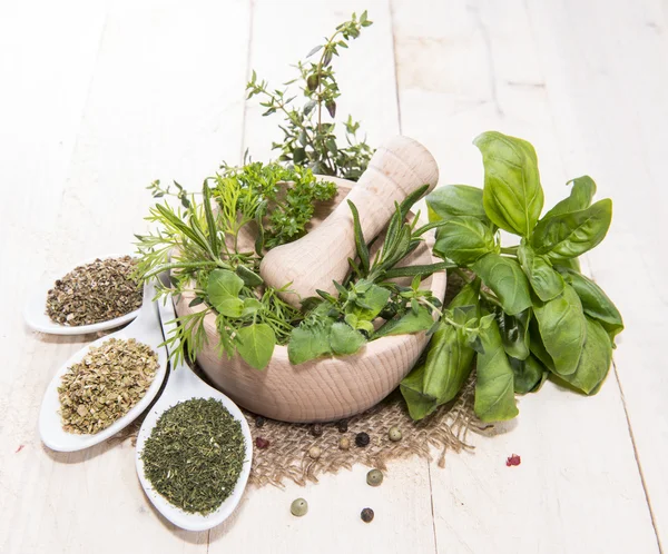 Herbes fraîches dans un petit bol en bois — Photo