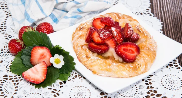 Liten jordgubbe tårta med frukter — Stockfoto