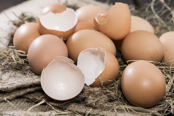 Huevos frescos sobre fondo de madera — Foto de Stock