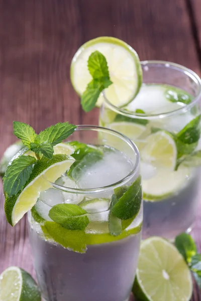 Sparkling Water with Limes and Mint — Stock Photo, Image