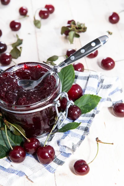 Gedeelte van zelfgemaakte cherry jam — Stockfoto