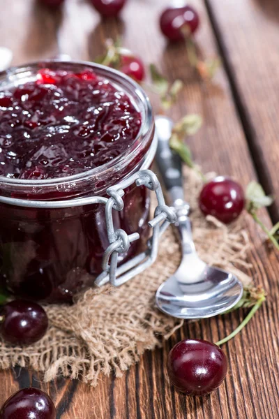 Verre rempli de confiture de cerises — Photo