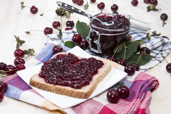 Cherry jam sandwich op hout — Stockfoto