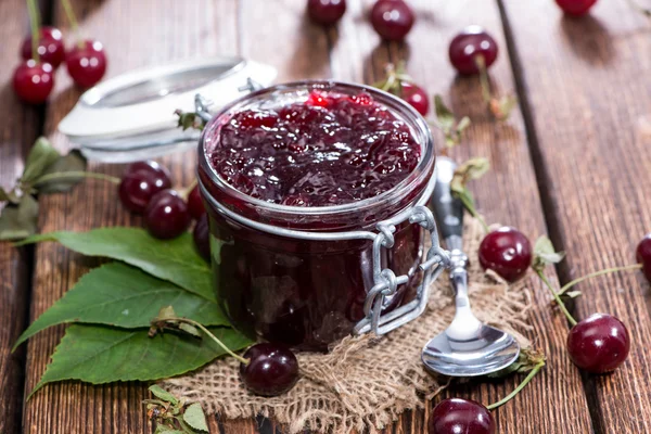 Sklo s třešňovou marmeládou — Stock fotografie