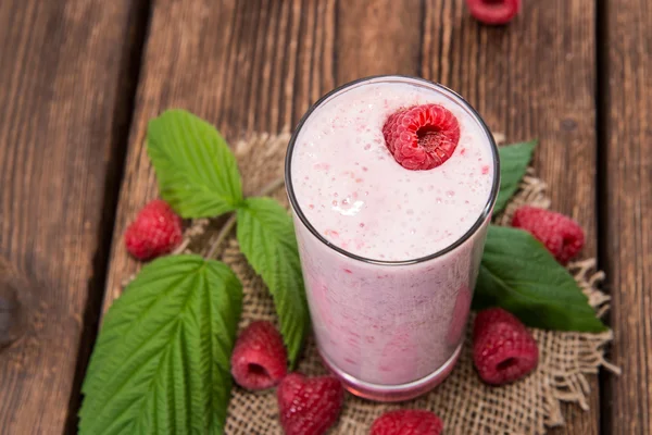 Frisch zubereiteter Himbeer-Milchshake — Stockfoto