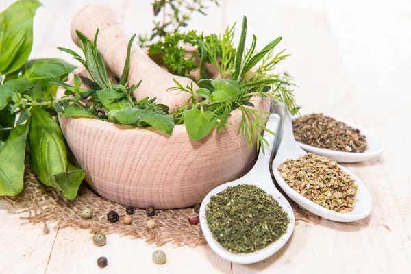 Herbes fraîches dans un petit bol en bois — Photo