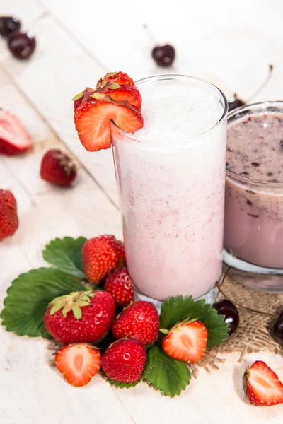 Strawberry dan Cherry Milkshake — Stok Foto