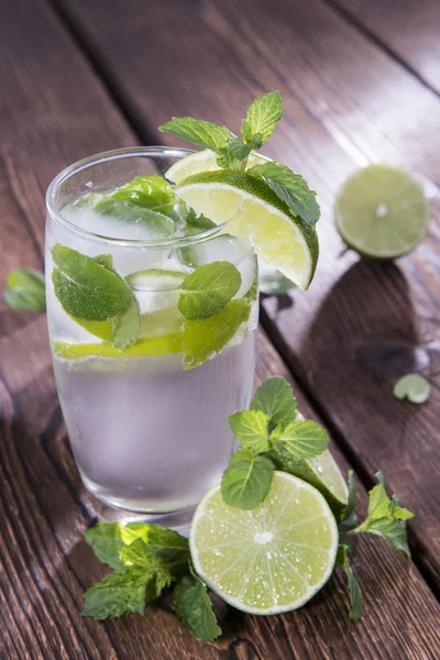 Acqua frizzante, menta e calce — Foto Stock