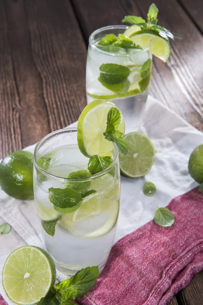 Acqua frizzante, menta e calce — Foto Stock